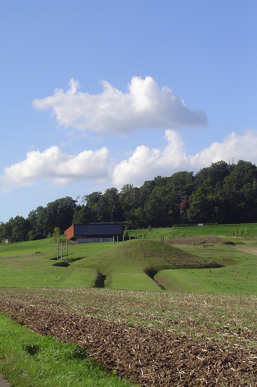 Blick auf den ersten rekonstruierten Grabhügel und das Museum "Keltenwelt am Glauberg" von Südosten in Glauburg-Glauberg (2010)