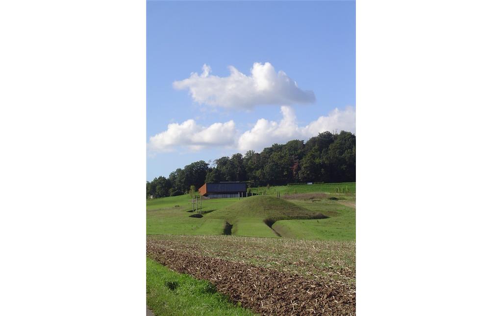 Blick auf den ersten rekonstruierten Grabhügel und das Museum "Keltenwelt am Glauberg" von Südosten in Glauburg-Glauberg (2010)