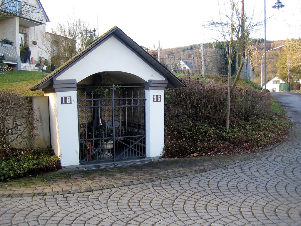 Die Kapelle am "Fallder" ("Falltor") in Sinzig-Westum mit der kleinen sie umgebenden Grünfläche (2012).
