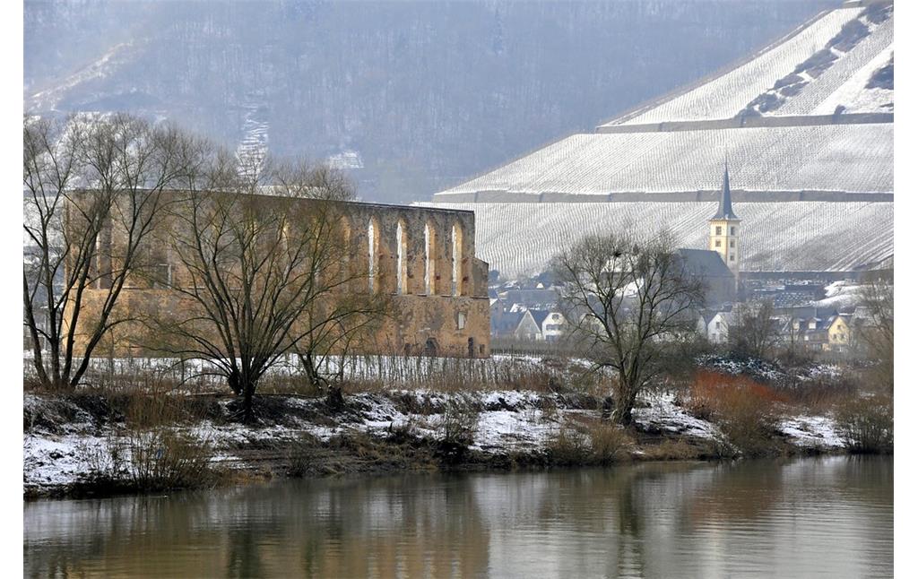 Die Kirchenruine des ehemaligen Augustiner-Chorfrauen-Stifts "Kloster Stuben" (2010), im Hintergrund der Ort Bremm mit der dortigen St.-Laurentius-Kirche.
