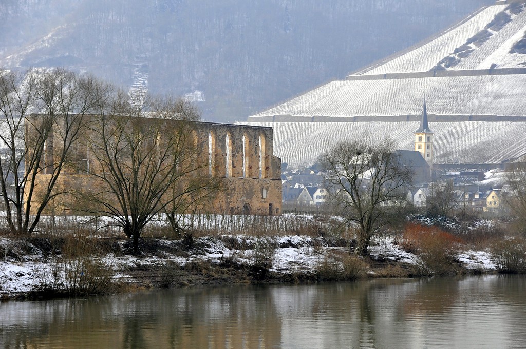 Die Kirchenruine des ehemaligen Augustiner-Chorfrauen-Stifts "Kloster Stuben" (2010), im Hintergrund der Ort Bremm mit der dortigen St.-Laurentius-Kirche.