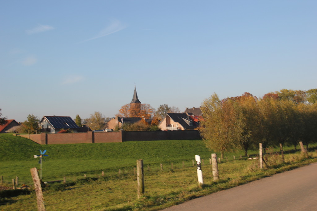 Die heutige Ortschaft Kleve-Schenkenschanz mit der Hochwasserschutzmauer (2015).