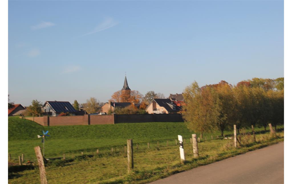 Die heutige Ortschaft Kleve-Schenkenschanz mit der Hochwasserschutzmauer (2015).