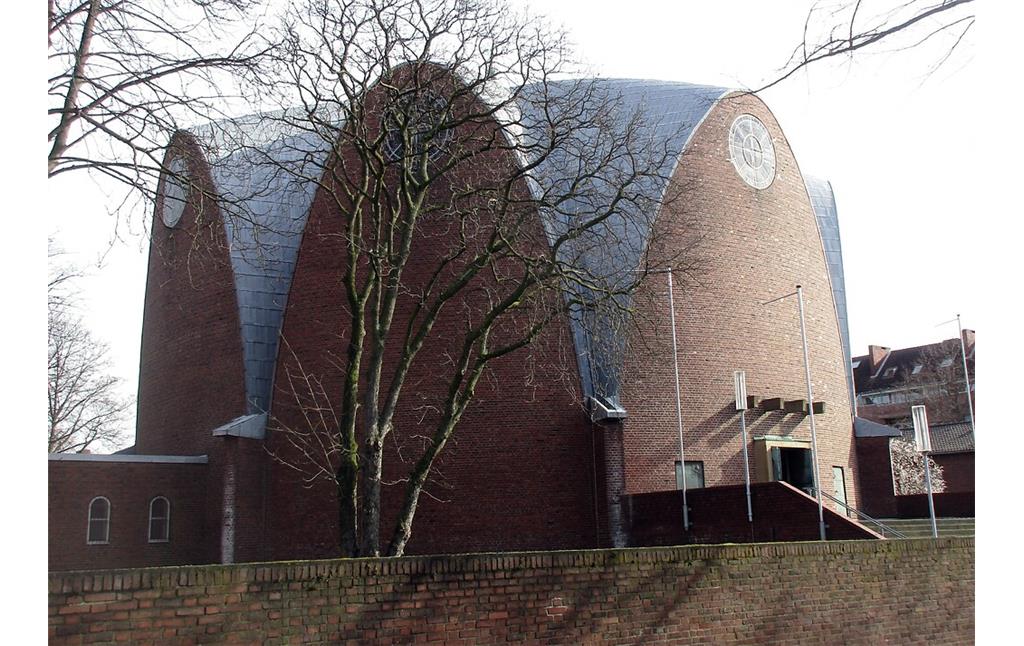 Der Zentralbau der katholischen Pfarrkirche St. Engelbert in Köln-Riehl, wegen der Dachform auch "Zitronenpresse" genannt (2020).