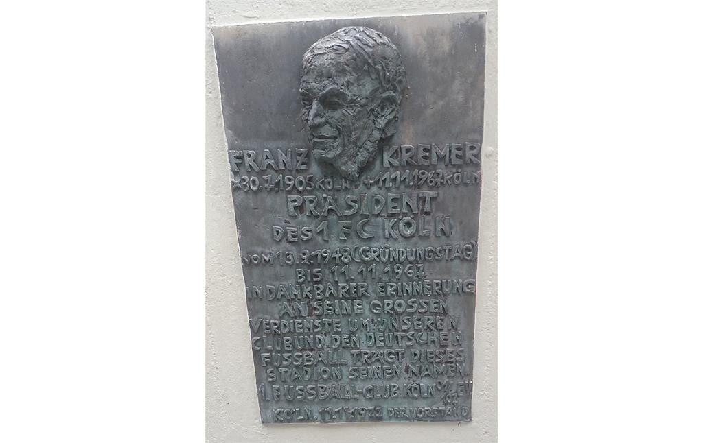Gedenktafel für Franz Kremer (1905-1967), Sportfunktionär und erster Vereinspräsidenten des 1. FC Köln, im Stadion des RheinEnergieSportparks in Köln-Sülz (2016)