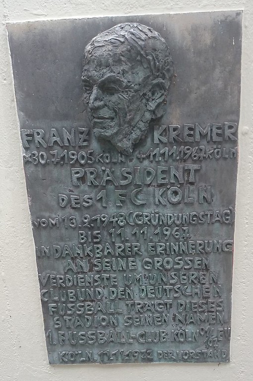 Gedenktafel für Franz Kremer (1905-1967), Sportfunktionär und erster Vereinspräsidenten des 1. FC Köln, im Stadion des RheinEnergieSportparks in Köln-Sülz (2016)