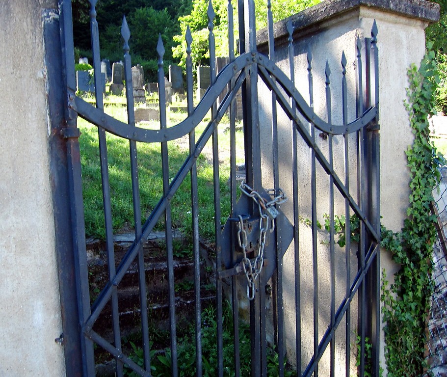 Die verschlossene Eingangspforte zum neuen Judenfriedhof in der Kelberger Straße in Cochem (2015).