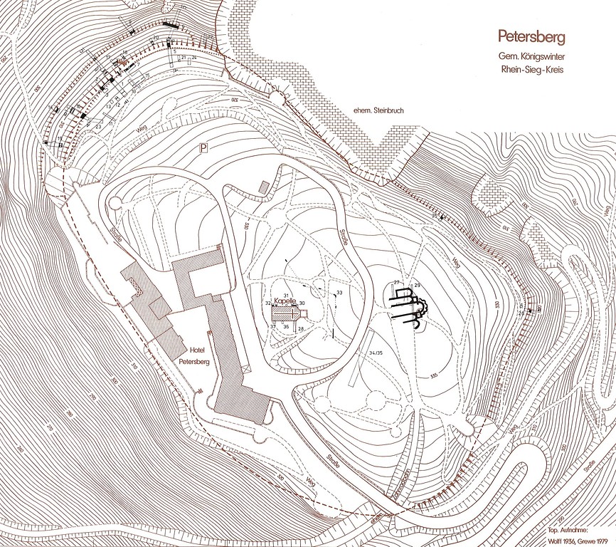 Topografischer Plan der Denkmäler auf dem Petersberg bei Königswinter (1936/1979), von Süden her mündet die frühere Zahnradbahn auf das Areal.