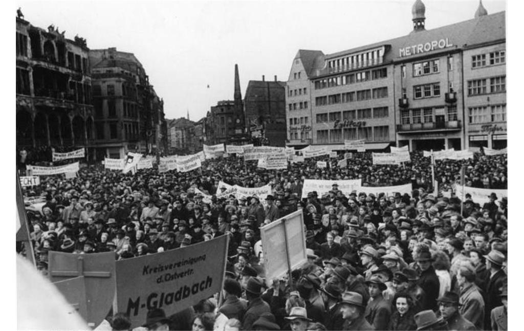 Historische Aufnahme von 1951: Eine Demonstration von Flüchtlings- und Vertriebenenverbänden auf dem Bonner Marktplatz, im Hintergrund rechts das Metropol-Kino-Theater.