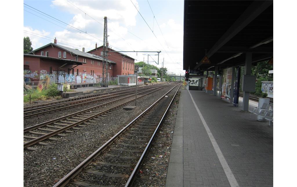 Empfangsgebäude (links) und Bahnsteig (rechts) des Bahnhofs Gerresheim (2012)
