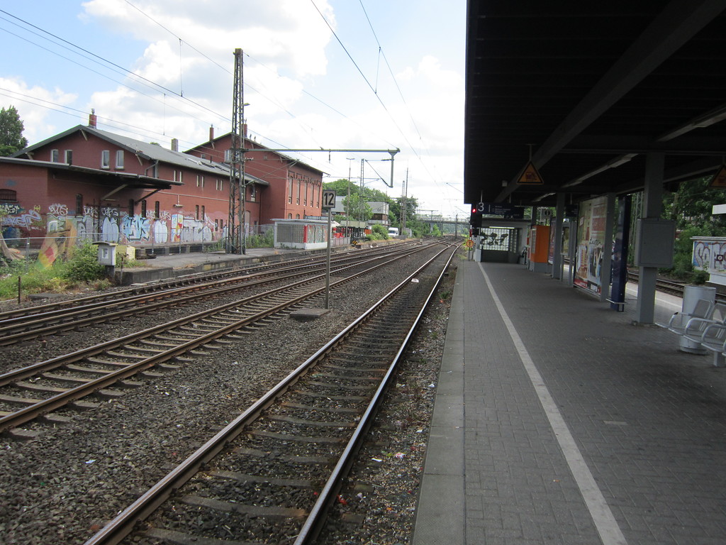 Empfangsgebäude (links) und Bahnsteig (rechts) des Bahnhofs Gerresheim (2012)