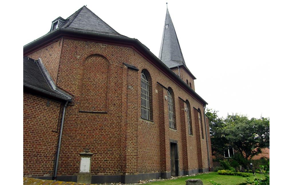 Die Kirche Alt St. Ulrich in Frechen-Buschbell von Südosten aus (2013)