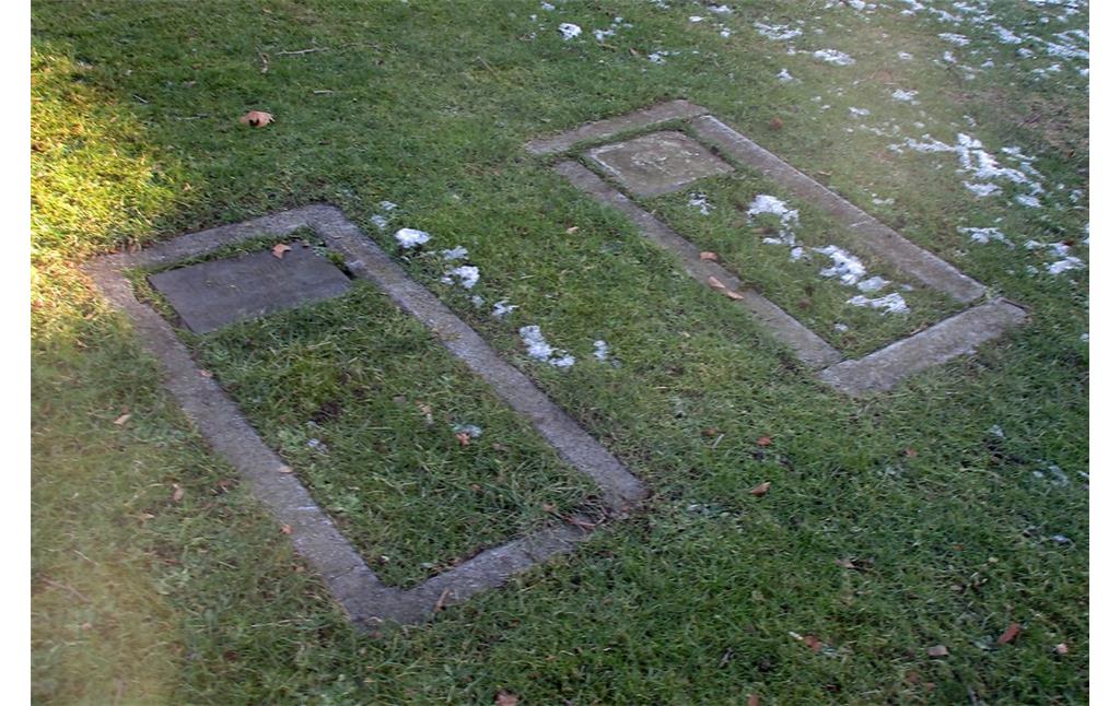 Jüdischer Friedhof "am Hasenberg" in Emmerich, flach im Boden befindliche Einzelgräber (2017)