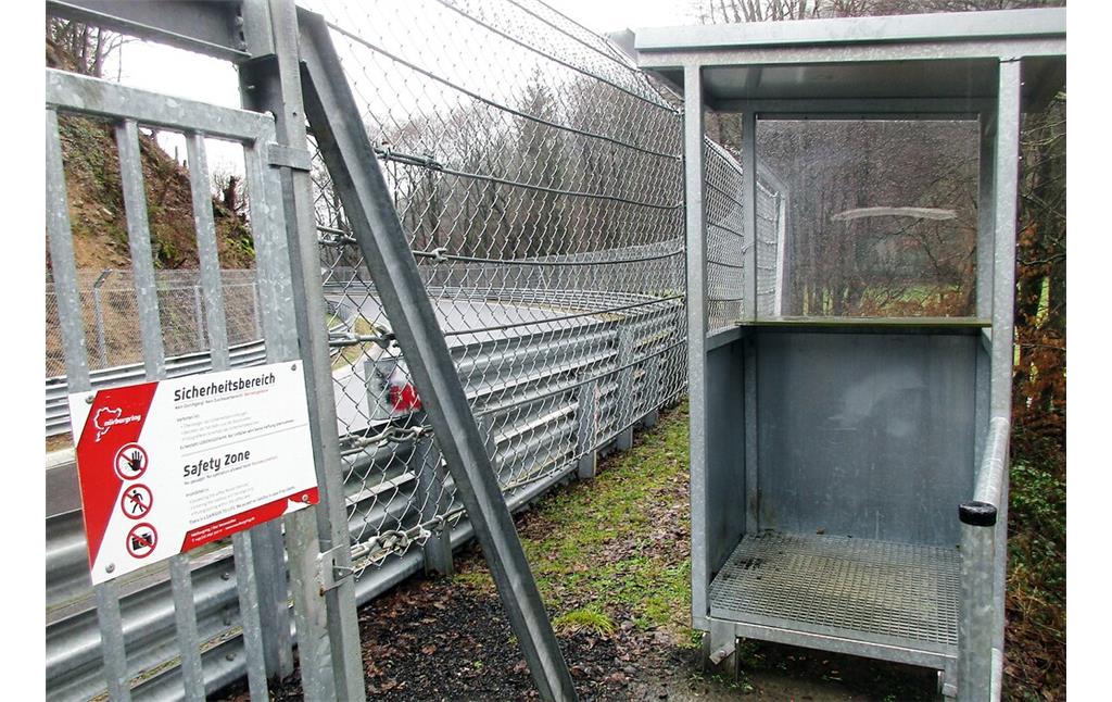 Sicherheitszaun und Unterstand für einen Streckenposten im Bereich des Nordschleifen-Streckenabschnitts "Bergwerk" des Nürburgrings bei Adenau (2021).