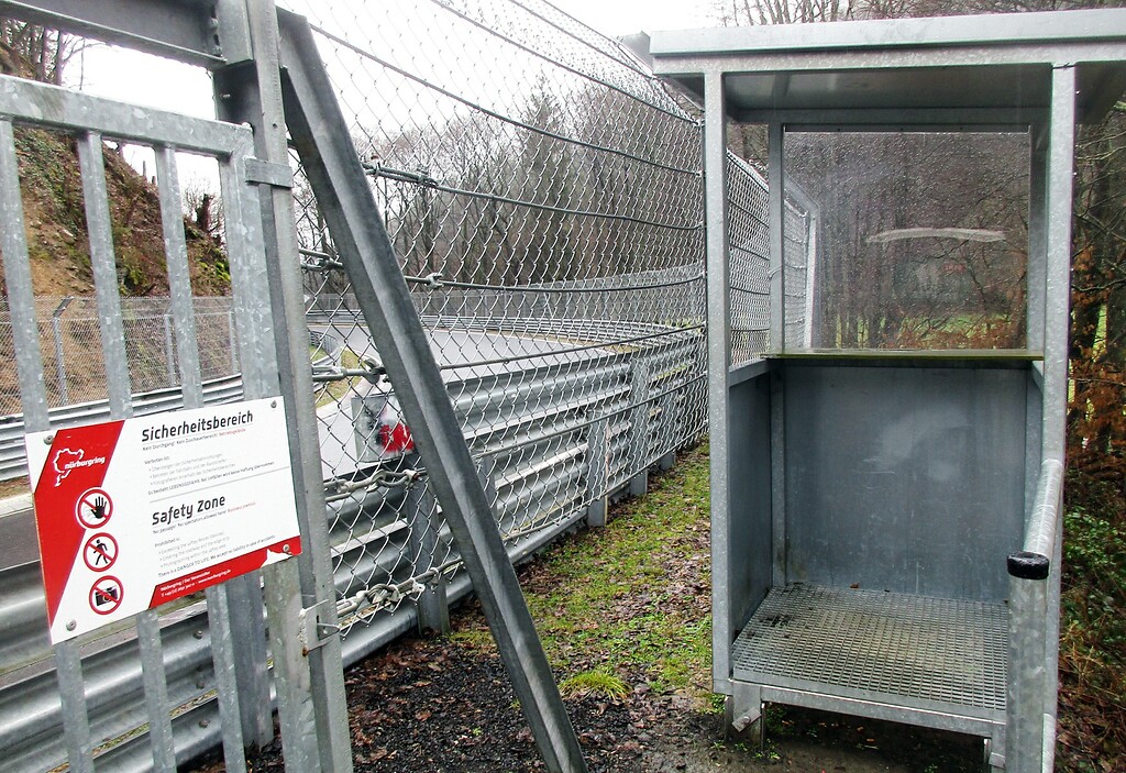 Sicherheitszaun und Unterstand für einen Streckenposten im Bereich des Nordschleifen-Streckenabschnitts "Bergwerk" des Nürburgrings bei Adenau (2021).