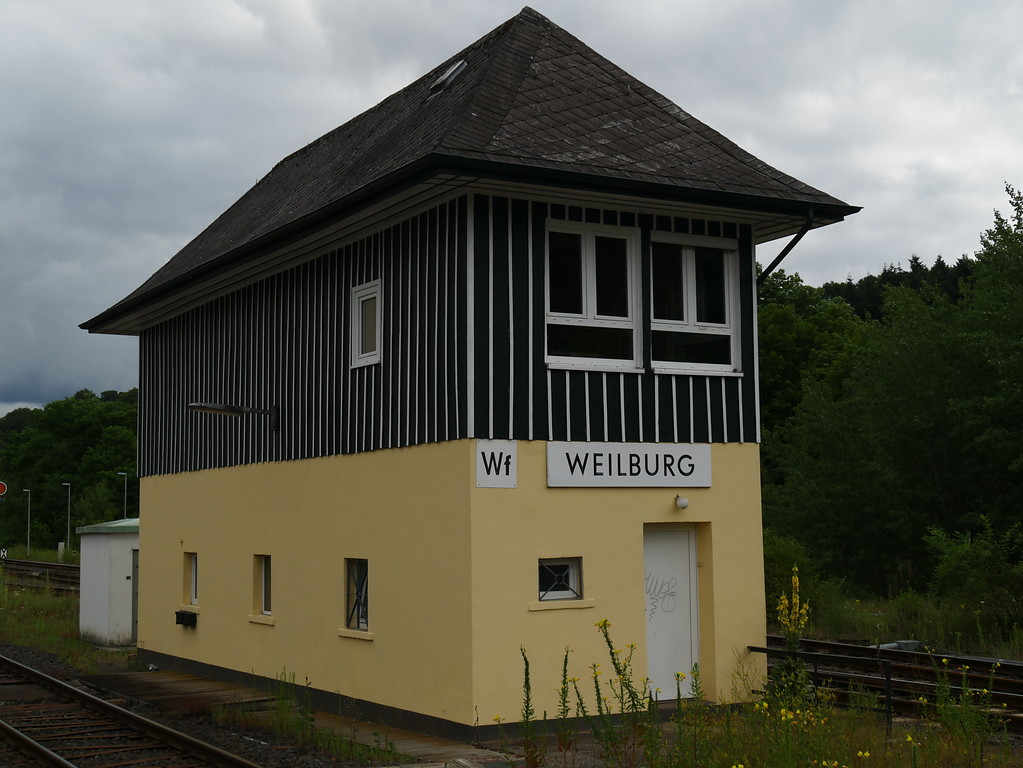 Stellwerksgebäude Wf des Bahnhofs Weilburg (2017)