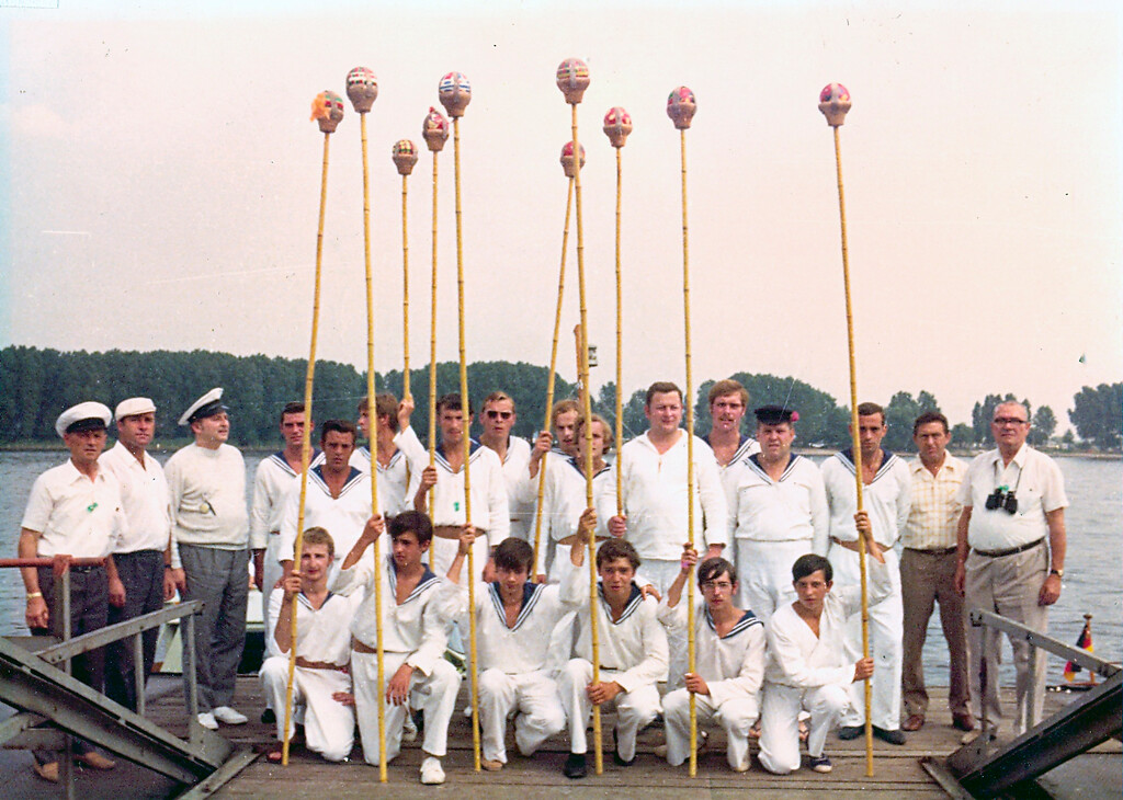 Gruppenbild von Niersteiner Schiffern, teilweise mit den Stoff umwickelten Lanzen (1990er Jahre)