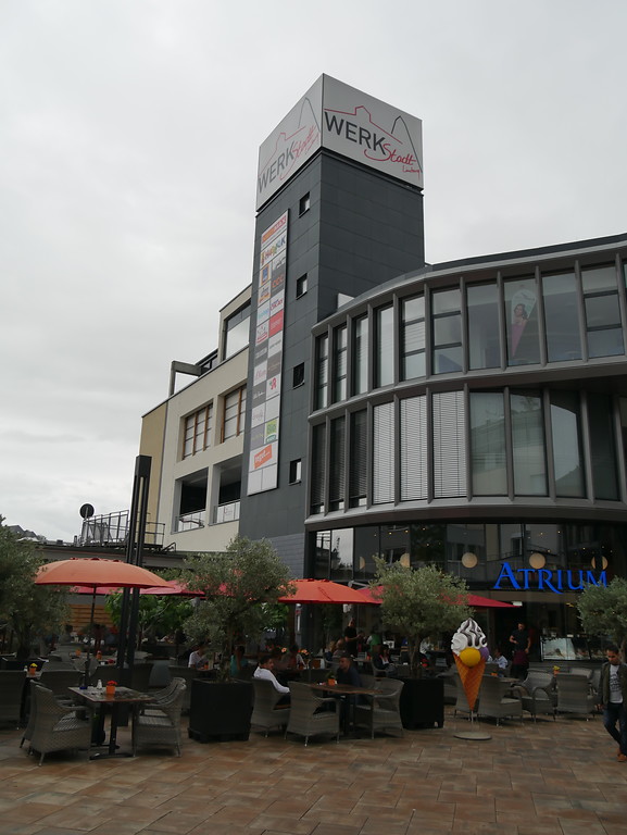 Osteingang der heutigen Shopping Mall im Gebäude des ehemaligen Bahnausbesserungswerks Limburg (2017)
