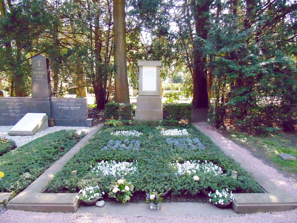 Die Grabstätte des deutschen FDP-Politikers Dr. Guido Westerwelle auf der so genannten "Millionenallee" auf dem Kölner Friedhof Melaten (2020)