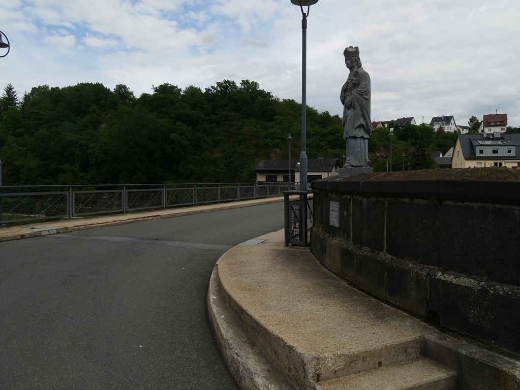 Seitenansicht der Nepomukstatue auf der Marmorbrücke in Villmar (2017)