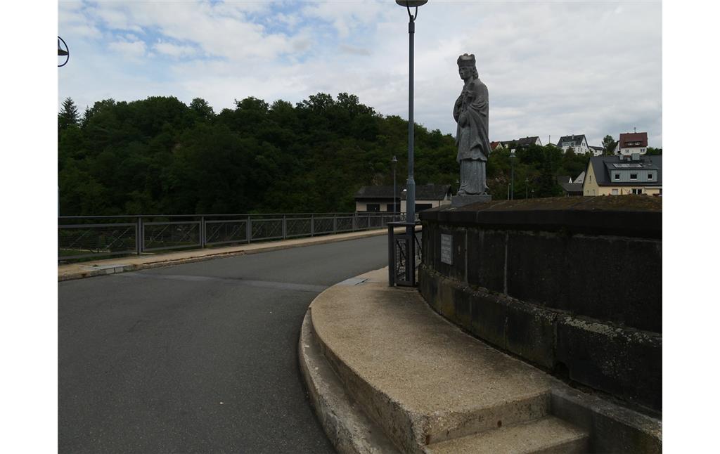 Seitenansicht der Nepomukstatue auf der Marmorbrücke in Villmar (2017)