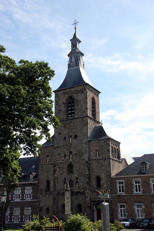 Vorderseite der Abteikirche Rolduc mit dem Westturm (2016)