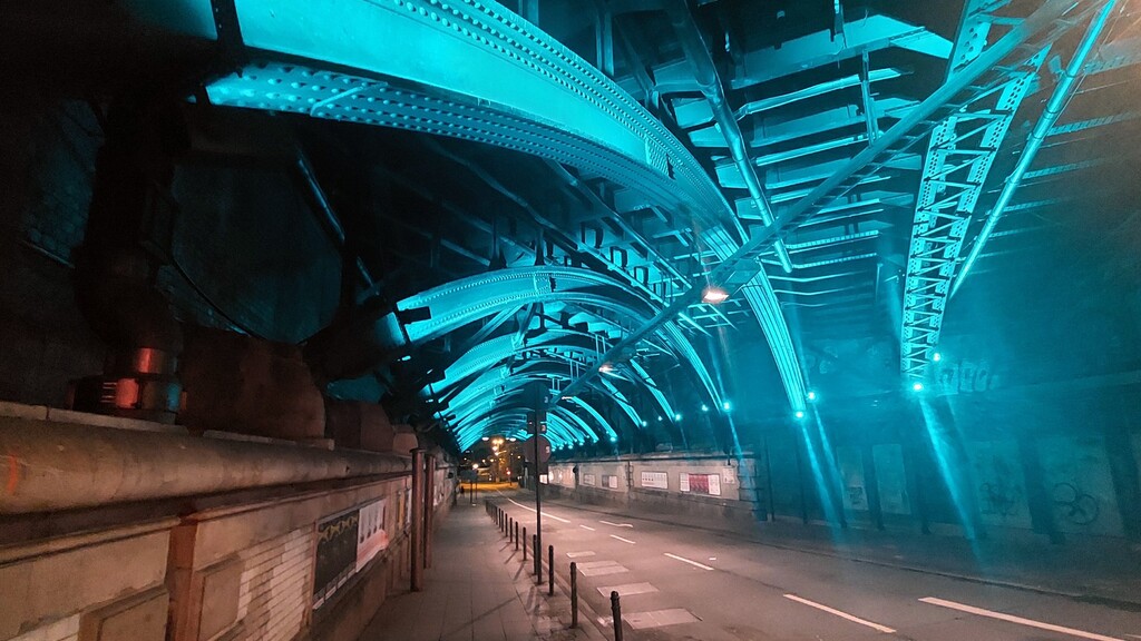 Die nächtlich beleuchtete Trankgasse im Bereich der Unterführung der Gleise zwischen dem Kölner Hauptbahnhof und der Hohenzollernbrücke (2023).