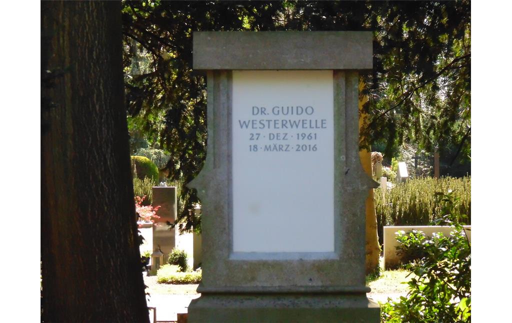Die schlichte Inschrift am Grab des deutschen FDP-Politikers Dr. Guido Westerwelle auf der so genannten "Millionenallee" auf dem Kölner Friedhof Melaten (2020).