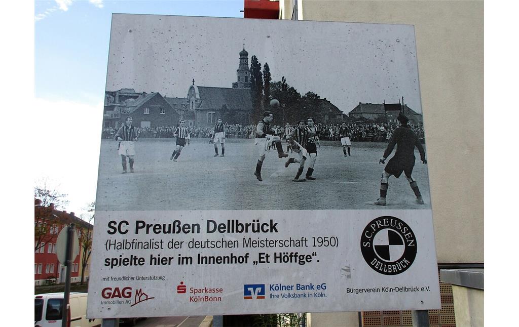 Eine Informationstafel an der Bergisch Gladbacher Straße in Köln-Dellbrück verweist auf die frühere Spielstätte des SC Preußen Dellbrück, das Stadion "Et Höffge" am 2006 so benannten "Preußen-Dellbrück-Weg" (2022).