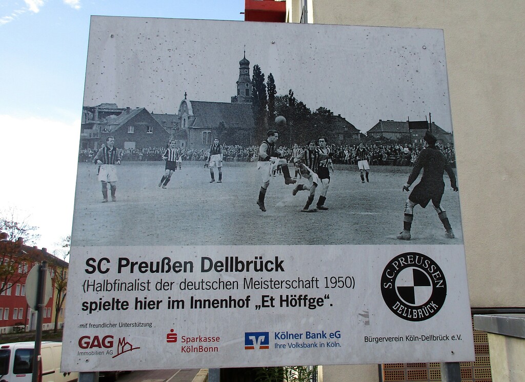 Eine Informationstafel an der Bergisch Gladbacher Straße in Köln-Dellbrück verweist auf die frühere Spielstätte des SC Preußen Dellbrück, das Stadion "Et Höffge" am 2006 so benannten "Preußen-Dellbrück-Weg" (2022).