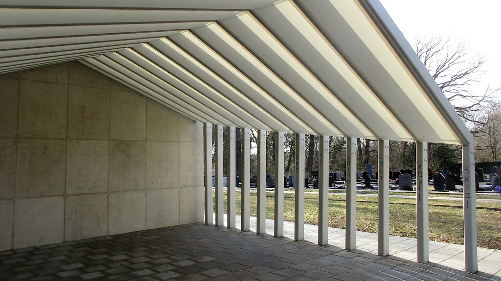 Die Konstruktion der pavillionartig erbauten Trauer- und Aussegnungshalle des jüdischen Friedhofs auf dem Waldfriedhof im Kottenforst, Bonn-Röttgen (2021).