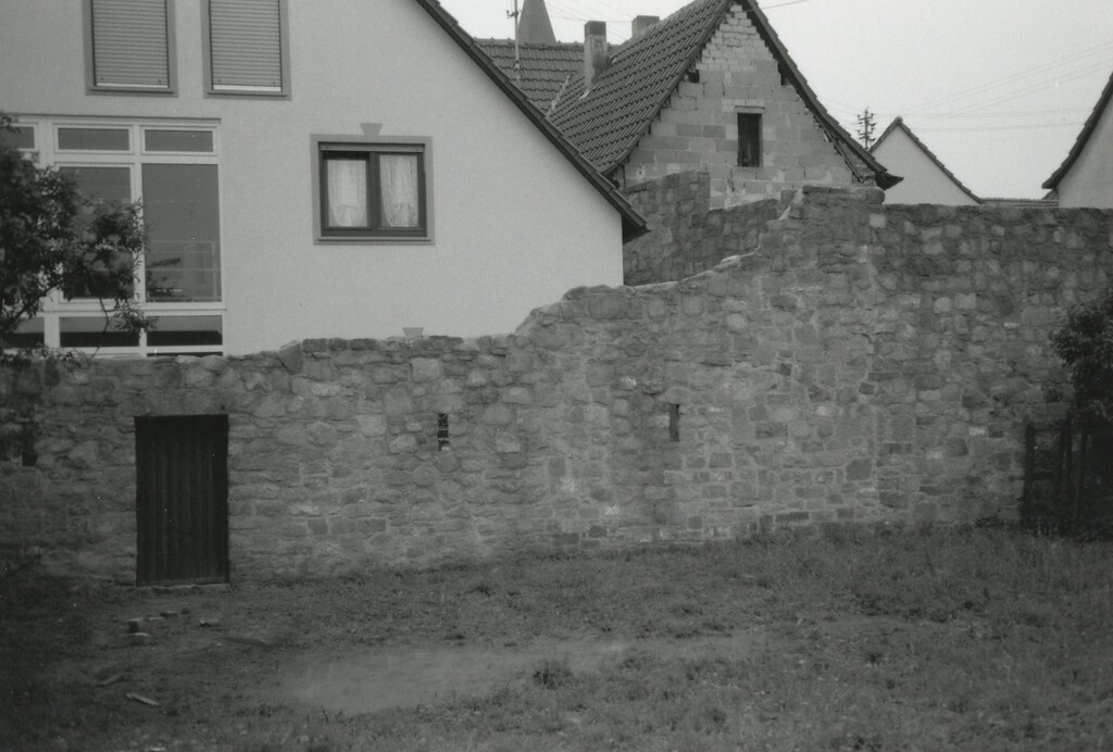 Reste der alten Ortsbefestigung von Kirrweiler in der Pfalz hinter der Marktstraße (1993)