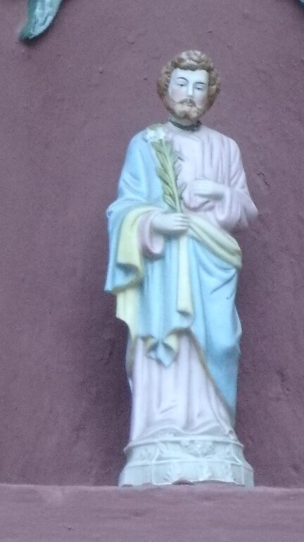 Figur des heiligen Josef im Portal des Gebäudes Hauptstraße 90, das früher zum Fachwerkhaus Hauptstraße 88 gehörte (2005)