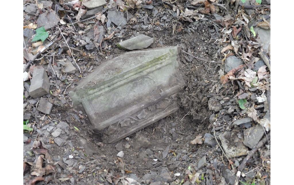 Liegender Grabstein auf dem Alten jüdischen Friedhof in Oberlahnstein