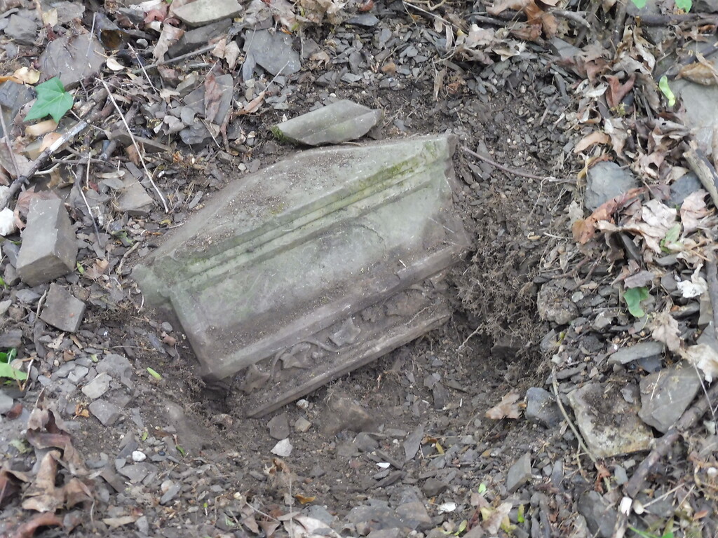 Liegender Grabstein auf dem Alten jüdischen Friedhof in Oberlahnstein