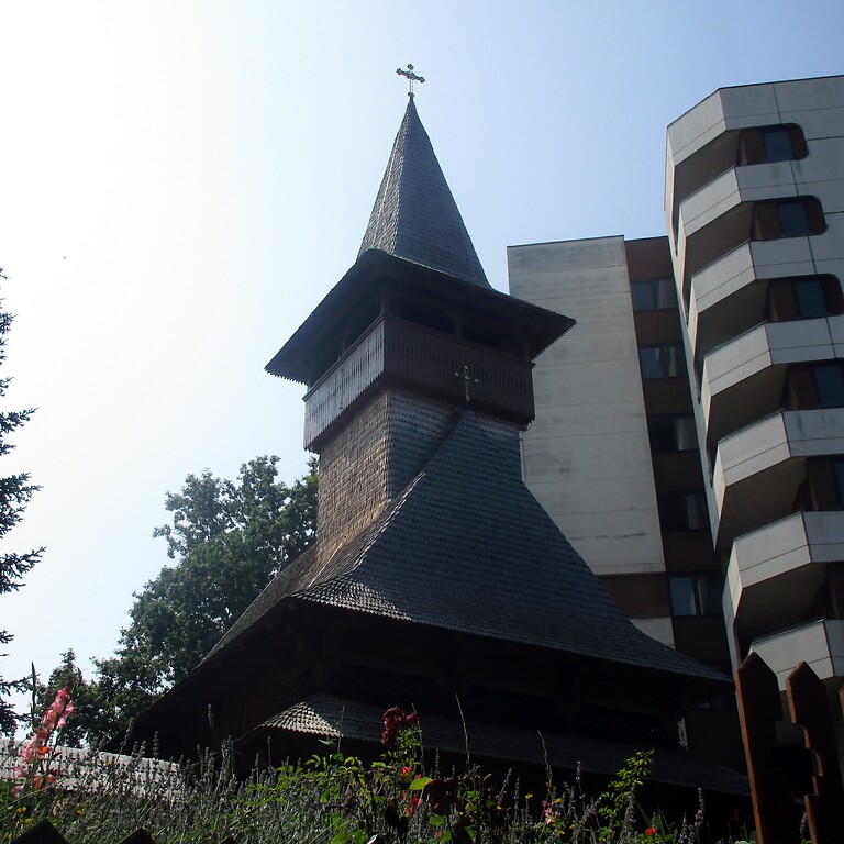 Blick auf den Dachbereich der Holzkapelle "Heilige Stefan, Cassius und Florentius", der rumänisch-orthodoxen Kapelle am Generalkonsulat von Rumänien in Bonn-Castell (2021).