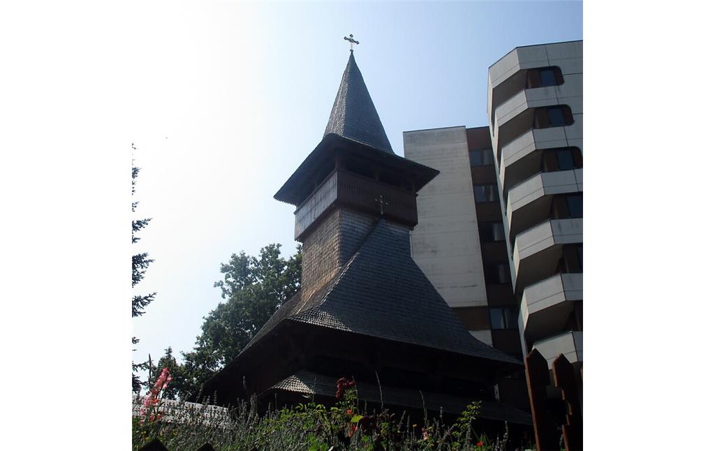 Blick auf den Dachbereich der Holzkapelle "Heilige Stefan, Cassius und Florentius", der rumänisch-orthodoxen Kapelle am Generalkonsulat von Rumänien in Bonn-Castell (2021).