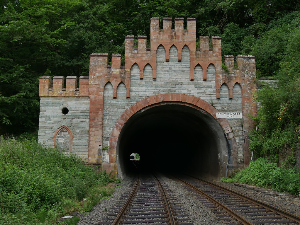 Südportal des Schmiedskopf-Tunnels bei Weilburg-Kirschhofen mit Blick durch die Tunnelröhre (2017)