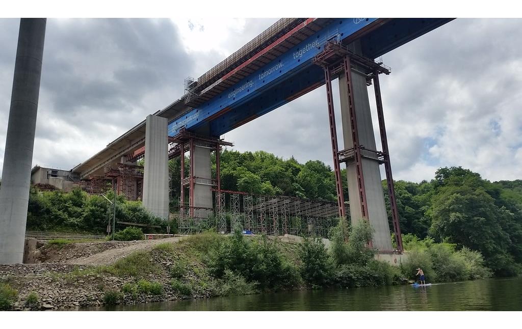Im Abriss befindliche alte Autobahnbrücke bei Limburg (2017)