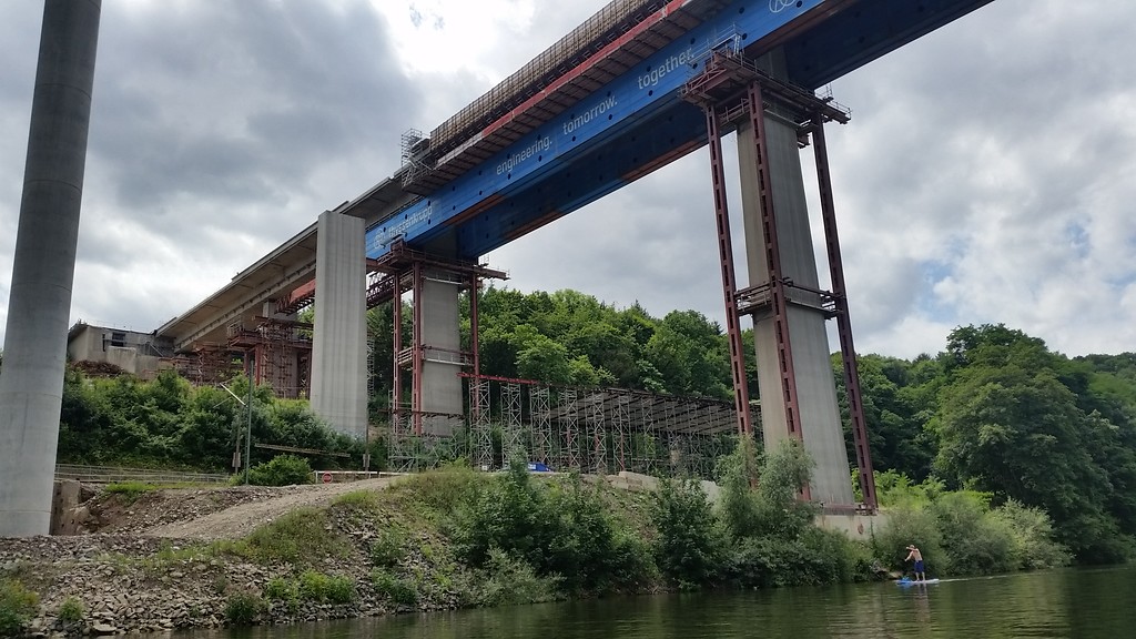 Im Abriss befindliche alte Autobahnbrücke bei Limburg (2017)