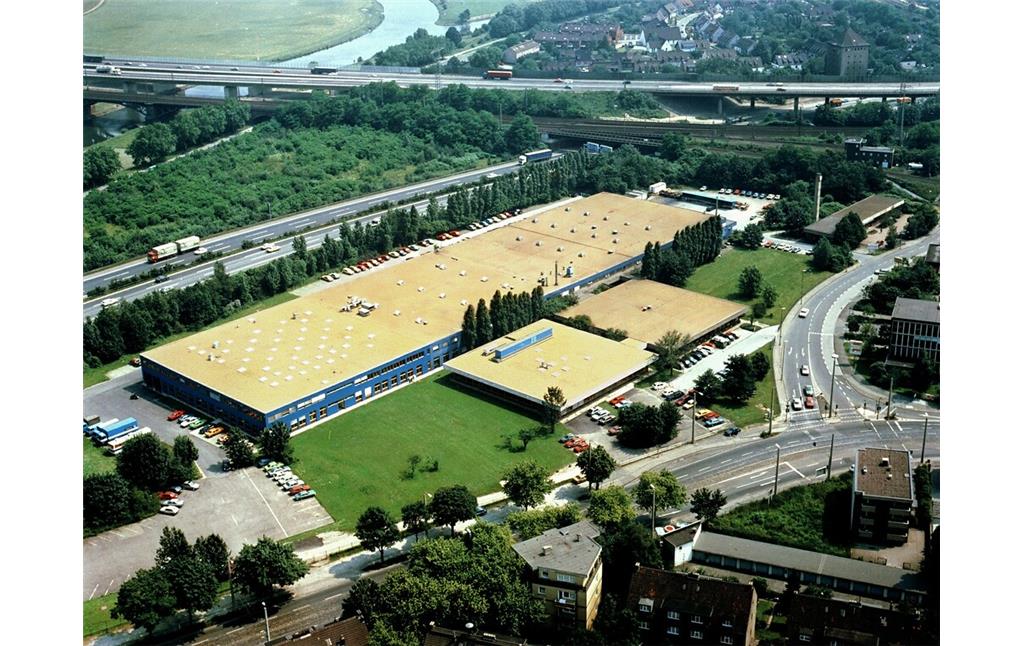 Ältere Luftaufnahme vom Betriebsgebäude der Krohne Messtechnik GmbH am Ruhrdeich in Duisburg-Duissern (1997), hinten rechts im Bild der Hochbunker in der Werthackersiedlung.