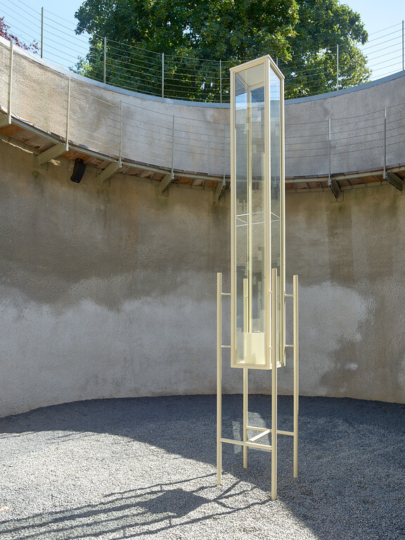 Skulptur "Schlupf" von John Bock im Skulpturenpark Köln (2020).