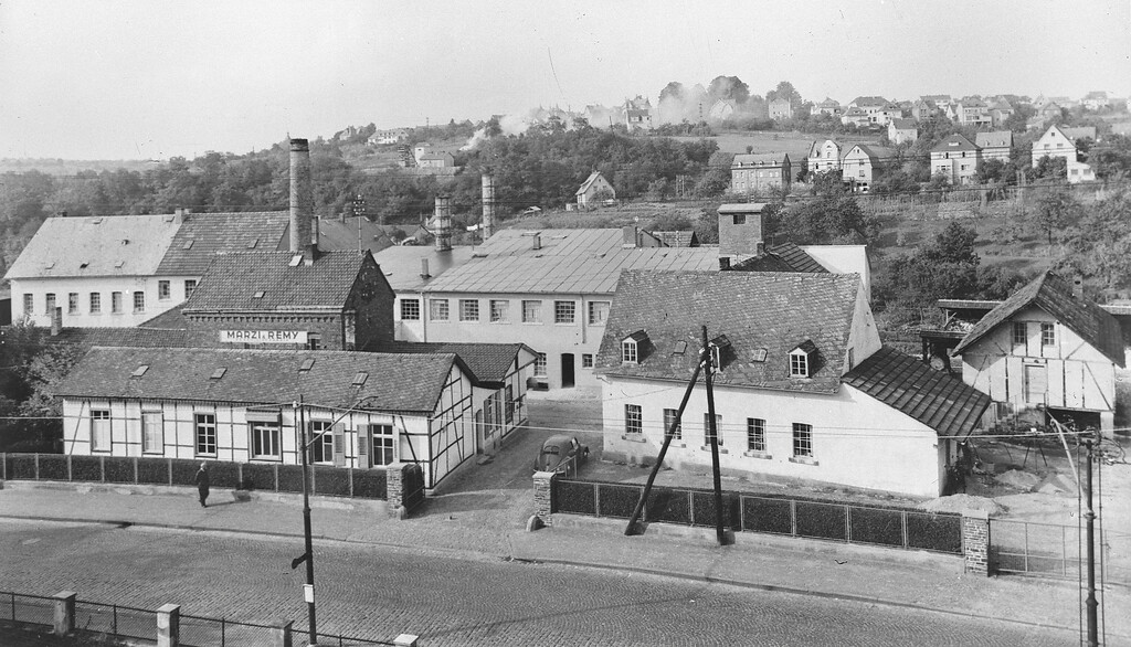Blick auf die Steinzeugfabrik Marzi & Remy an der Rheinuferstraße in Höhr-Grenzhausen (1952)