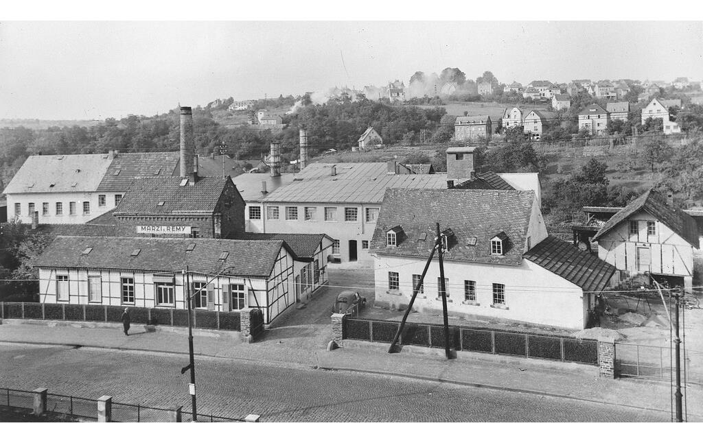 Blick auf die Steinzeugfabrik Marzi & Remy an der Rheinuferstraße in Höhr-Grenzhausen (1952)