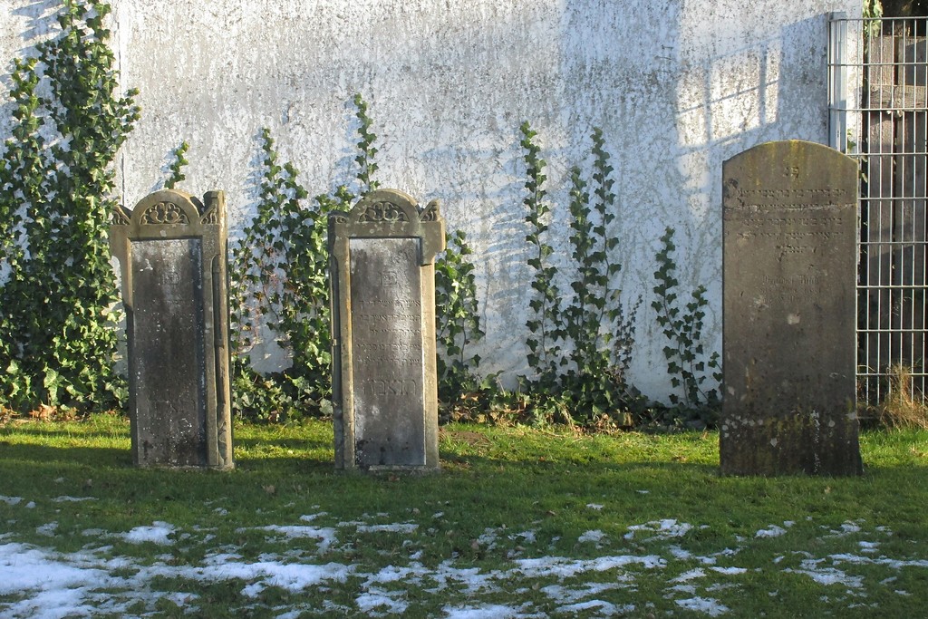Grabsteine auf dem jüdischen Friedhof in der Wassenbergstraße in Emmerich (2017).