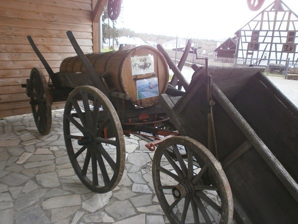 Historische Transportkarren im Agrarhistorischen Museum Emmelshausen (2014)