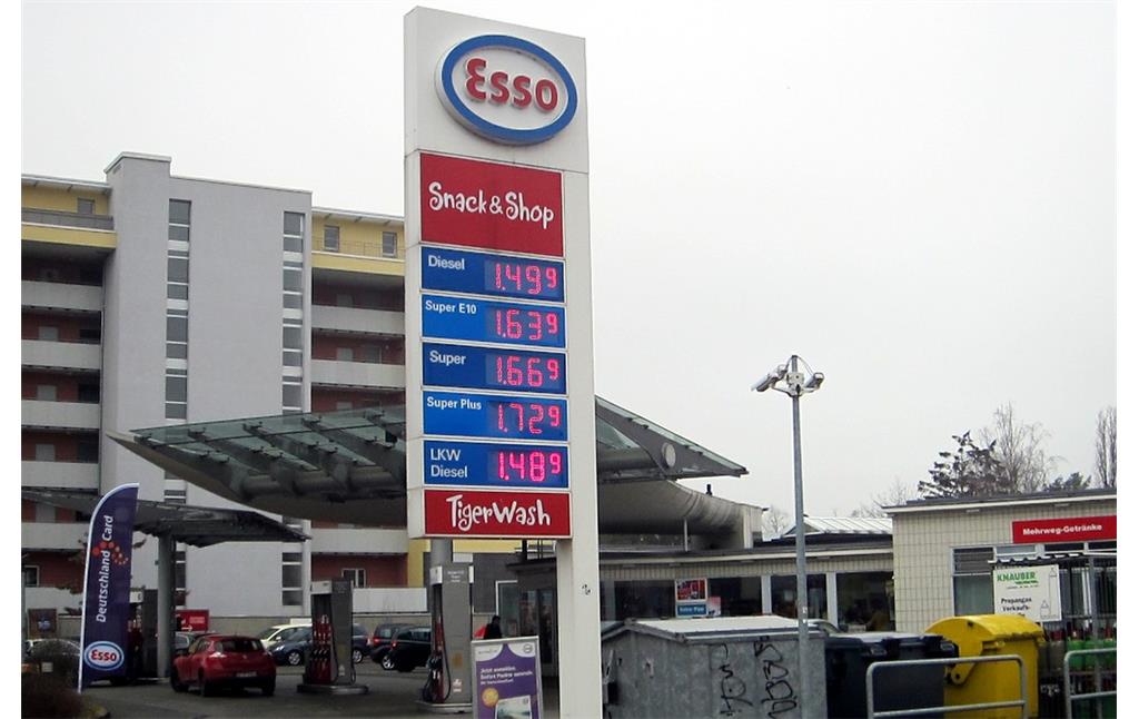 Die historische ESSO-Tankstelle in der Deutz-Kalker-Straße in Köln (2012).
