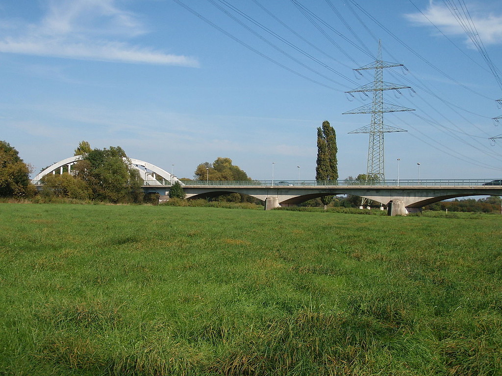 Die Melanbogenbrücke zwischen Troisdorf und Sankt-Augustin-Menden mit der Vorlandbrücke auf Sankt Augustiner Seite, aufgenommen von Westen (2011)