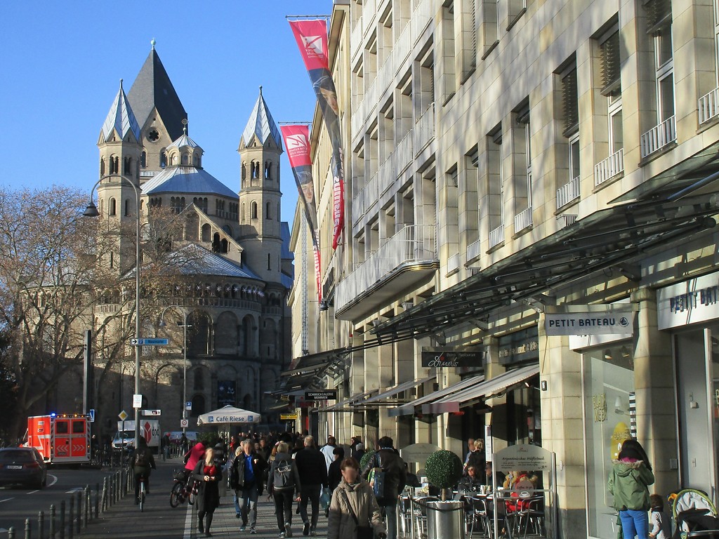 Blick von Osten her über Fassaden von Geschäftshäusern nördlich des Kölner Neumarkts in Richtung der früheren Klosterkirche St. Aposteln (2019).