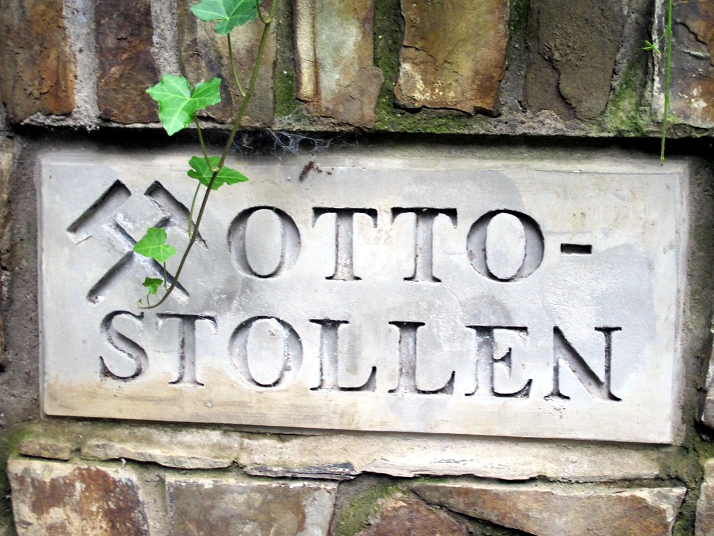 Otto-Stollen Horhausen, Tafel am Mundloch (2014).